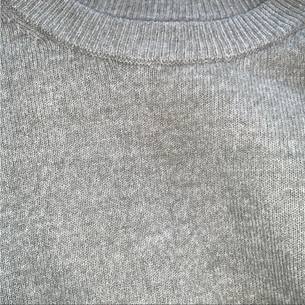 ⛱️H&M - Light Green Crew Neck Sweater - XL